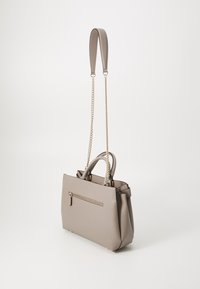 Grå faux lædertaske med dobbelt top håndtag og en aftagelig kædelerke i guldfarve, med en front lynlås lomme og struktureret design.