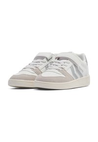 Weiße und hellbeige Sneakers mit einer glatten Leder- und Wildleder-Oberfläche, ausgestattet mit Schnürsenkeln und einem Klettverschluss, sowie grauen Akzenten.