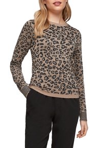 Pull en tricot beige avec imprimé léopard noir, encolure ronde, manches longues et ourlet côtelé. Texture douce avec des poignets rayés contrastants.