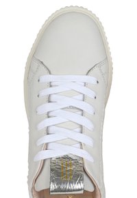 Sneaker in pelle bianca con lacci bianchi, accentuata da un dettaglio argentato testurizzato sul tallone, design semplice e suola in gomma con un leggero motivo di battistrada.
