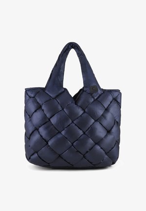 Borsa a spalla intrecciata di colore blu navy realizzata in materiale morbido. Presenta due manici robusti e una forma quadrata con una texture liscia e lucida.