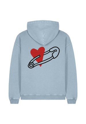 Felpa leggera blu con cappuccio, caratterizzata da un cuore rosso e da un contorno nero di una spilla di sicurezza ricamato sulla parte posteriore. Tessuto morbido e strutturato, vestibilità casual.