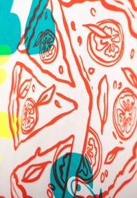 Stof met vruchtpatroon in oranje en turkoois ontwerpen op een witte achtergrond, met illustraties van schijven en bladeren.
