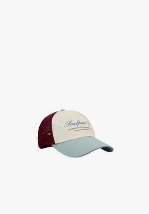 Baseballpet met lichtblauwe klep, crème voorkant met de tekst "Scalpers Co Vintage Store Amsterdam" en bordeauxrode mesh achterkant.