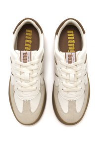 Zapatillas deportivas blancas con parte superior de cuero y gamuza suave. Cuentan con cierre de cordones, detalles marrones, lados texturizados y un logo dorado en la plantilla.