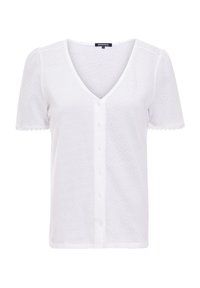 Blusa blanca de cuello en V con mangas cortas, que presenta cierre de botones y bordes ondulados. Elaborada en tejido texturizado.