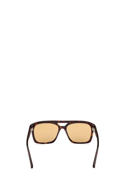 Gafas de sol de carey con lentes cuadrados y un armazón ligero. Los lentes son de color marrón claro y presentan un diseño distintivo con puente recortado.