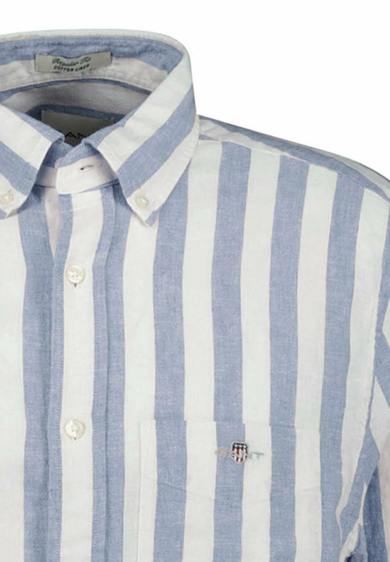 Camicia con bottoni, caratterizzata da righe verticali alternate azzurro chiaro e bianco, realizzata in misto cotone-lino, con taschino sul petto e dettaglio con logo.