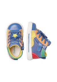 Sneakers colorati per bambini con punta in pelle blu, dettagli gialli e arancioni, tessuto in denim e un fermaglio per i lacci a forma di stella. Sottopiede in gomma bianca.