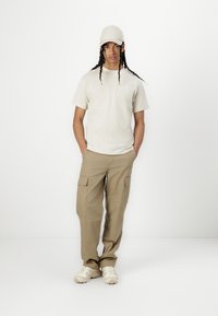 New Balance ESSENTIALS - T-shirts - grey