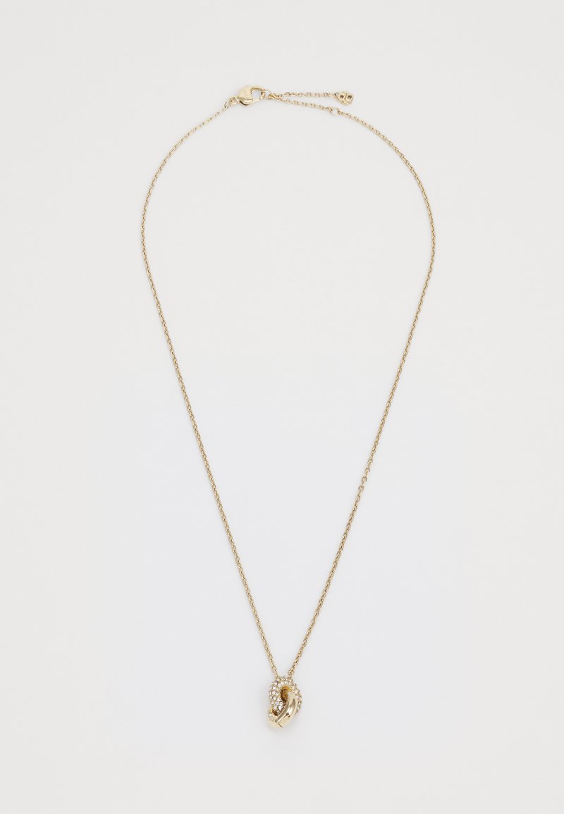 Guld kædeline med en snoet vedhæng og klare ædelstens accenter, poleret metaloverflade og en sikker lås til lukning.