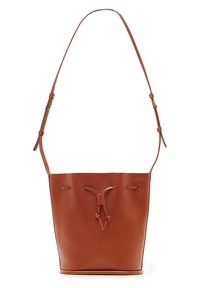 Borsa a secchiello in pelle marrone con finitura liscia, tracolla regolabile e chiusura con cordoncino. Presenta un design minimalista e un dettaglio logo discreto.