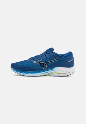 Scarpe da corsa blu con tomaia in mesh con design a gradiente, accentate in bianco e argento, e una suola testurizzata per la presa.