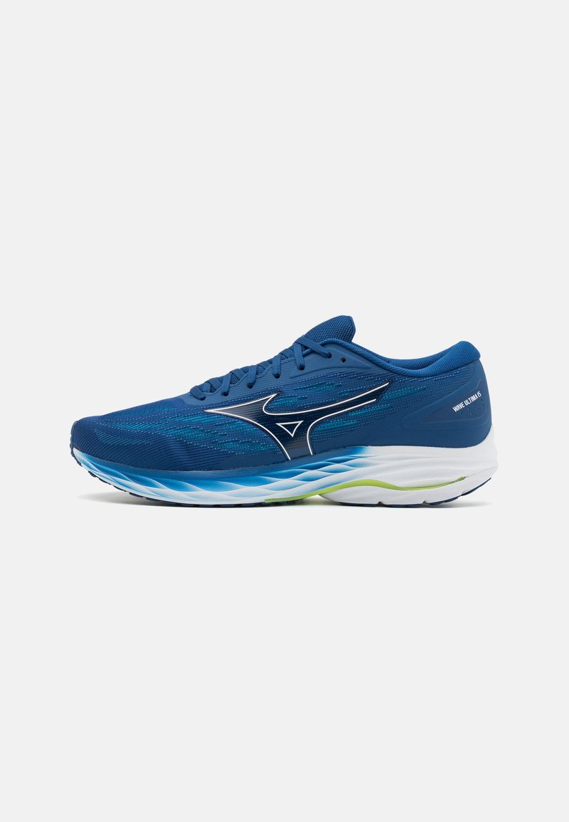 Scarpe da corsa blu con tomaia in mesh con design a gradiente, accentate in bianco e argento, e una suola testurizzata per la presa.