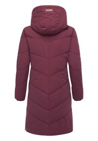 Mørkerød pufferjakke med hætte, der har et quilted chevron-design, lange ærmer og et emblem på ryggen tæt på kanten.