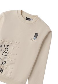 Sudadera beige hecha de tela suave, con texto en relieve en negro y azul, cuello de canalé y etiqueta de logo en la parte superior izquierda.