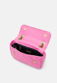 Vadderad rosa syntetisk handväska med guld detaljer. Har en ficka med dragkedja inuti och en knappstängning med två knappar på framsidan.