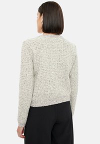 Teksturowany szary kardigan o dopasowanym kroju, okrągłym dekolcie i długich rękawach. Ma pleciony wzór i skrócony dół.