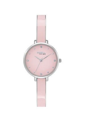 Montre-bracelet ronde rose avec boîtier argenté, index en cristal, fines bandes roses et aiguilles argentées à côté d'une couronne à droite.