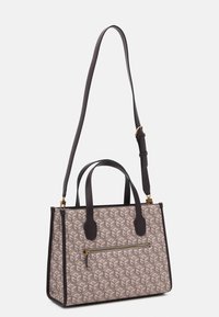 Bolso de mano de cuero marrón con un patrón en relieve, dos asas superiores y una correa de hombro ajustable. Cuenta con un bolsillo frontal con cremallera.