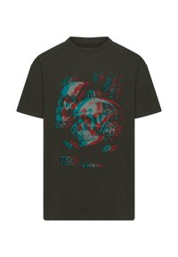 Dunkelgrünes T-Shirt mit kurzen Ärmeln, das ein 3D-Schädelgrafik in Blau und Rot zeigt, umgeben von schwebenden geometrischen Formen und einer glatten Baumwolltextur.