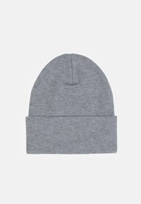 Berretto lavorato a maglia grigio con risvolto pieghevole, realizzato in morbido materiale, con una corona senza cuciture e una texture liscia.