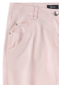 Pantaloni rosa chiaro con tasche frontali, rivetti argentati, chiusura con bottoni, passanti per cintura e etichetta nera "CECIL" all'interno della vita.
