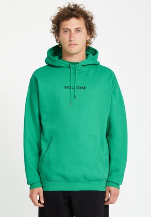 Sudadera verde de tela con una textura suave, presenta un bolsillo frontal, capucha ajustable con cordón y el logo negro de "VOLCOM".