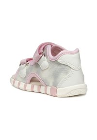 Sandal bianco e rosa con una finitura lucida e iridescente. Presenta un design aperto, una cinghia in Velcro e una suola flessibile e texture.