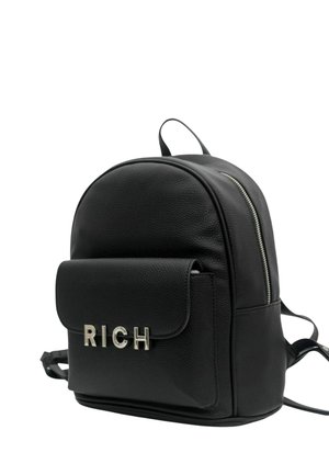Zaino in pelle nera con tasca frontale caratterizzata da lettere metalliche che formano la scritta "RICH", chiusura con cerniera e spallacci regolabili.