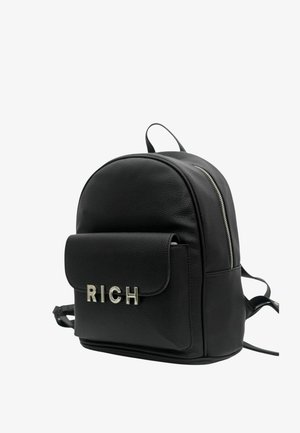 Zaino in pelle nera con tasca frontale caratterizzata da lettere metalliche che formano la scritta "RICH", chiusura con cerniera e spallacci regolabili.