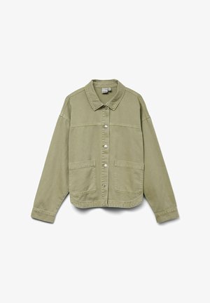 Licht olijfgroene jack met knopen, een kraag, lange mouwen, twee grote zakken aan de voorkant en zichtbare naaddetails.