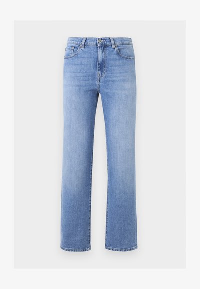 Ανοιχτό μπλε τζιν με ίσια γραμμή, κούμπωμα με κουμπιά, μπροστινές τσέπες και ορατά ράμματα σε απλό φόντο.