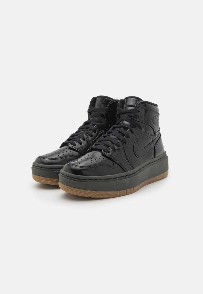 Wysokie sneakersy z czarną błyszcząca skórą lakierowaną, perforowanym czubkiem, grubą gumową podeszwą oraz czarnym sznurowanym wzorem.