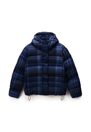 Veste matelassée à carreaux bleus et noirs avec capuche et cordons de serrage réglables au bas et à la capuche, fermeture éclair à l'avant dissimulée par un rabat.