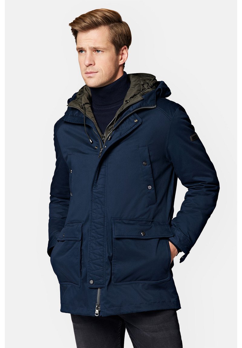 Granatowa parka z oliwkowym kapturem, przednim zamkiem błyskawicznym i wieloma kieszeniami. Posiada pikowaną podszewkę i regulowane sznurki.