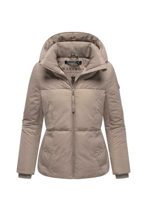 Giacca puffer beige con cappuccio, dotata di zip frontale, colletto a coste e dettagli cuciti su corpo e maniche per un tocco di texture in più.