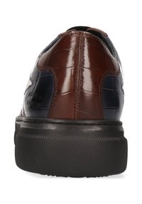 Sneaker in pelle marrone e blu navy con un motivo testurizzato a coccodrillo, punta arrotondata e suola in gomma. Presenta un discreto dettaglio del logo sul tallone.