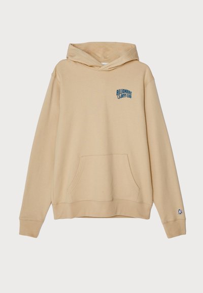 Šviesiai rudos spalvos gobtuvas, pagamintas iš minkštos medvilnės, su priekinėmis kišenėmis ir mėlynai siuvinėtu "Billionaire Boys Club" logotipu.