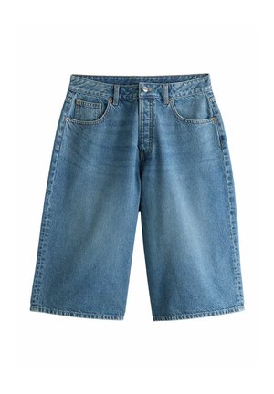 Blå denim shorts til knæene med forlommer, bæltestropper og knaplukning på en hvid baggrund.