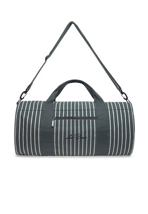 Sac de sport rayé en vert foncé et blanc, fabriqué en tissu robuste, équipé d'une fermeture éclair en haut, d'une bandoulière ajustable et d'une poche avant.