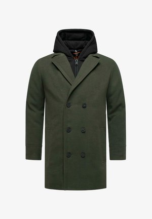 Olivový zelený dvojradový kabát s čiernym vnútorným kapucňou. Obsahuje veľké čierne gombíky, šálový golier a bočné vrecká. Hladká textúra.