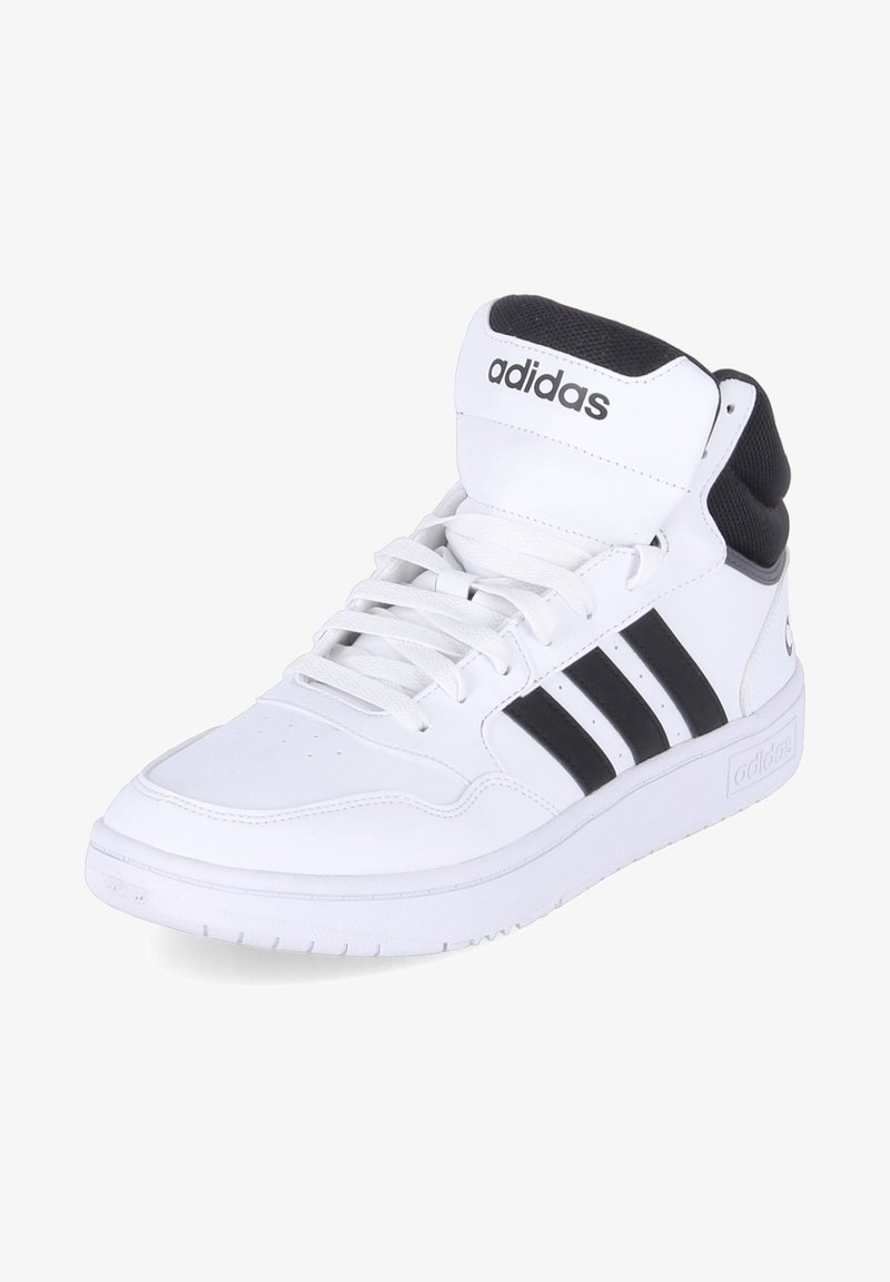 Białe sneakersy typu high-top z czarnymi akcentami, z trzema czarnymi paskami, sznurowanym przodem, wyściełanym kołnierzem i teksturowanym językiem.