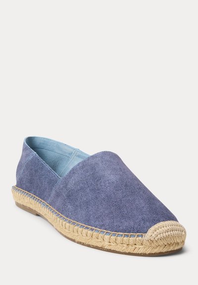 Μπλε υφασμάτινο εσπαντρίγια με πλεγμένη φυσική σόλα από γιούτα και ενισχυμένη μύτη με ραφές, στραμμένη αριστερά σε λευκό φόντο.