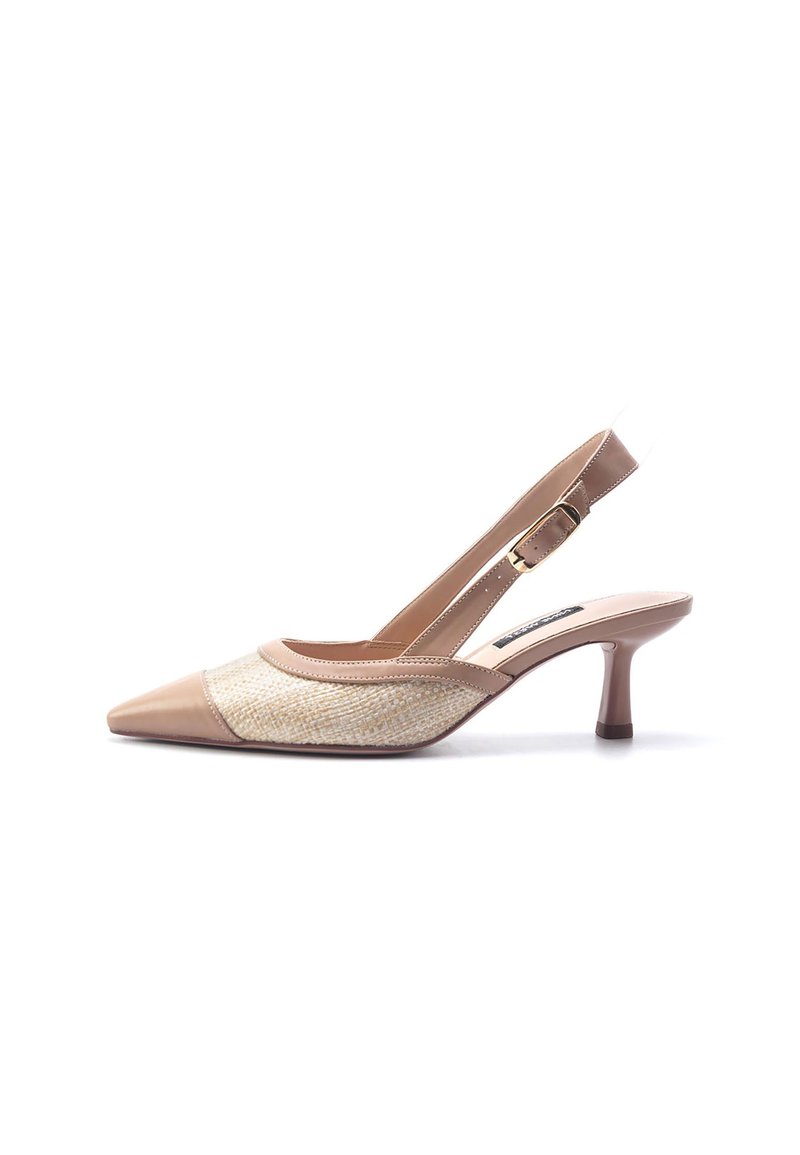 Dámske lodičky so špicatou špičkou a slingback dizajnom, béžová koža a tkanina, nízky blokový opätok, nastaviteľný popruh s prackou, textúrované detaily na tele.