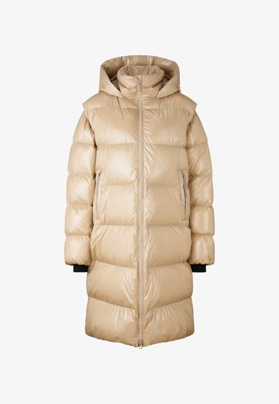 Abrigo puffer beige con una textura brillante y acolchada. Cuenta con una capucha, cierre central y dos bolsillos laterales. Los puños son de tela negra.