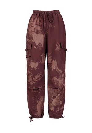 Pantaloni cargo colore bordeaux con vita e caviglie regolabili tramite coulisse, caratterizzati da stampe grafiche sfumate di fiori, cuori, farfalle, pesci e draghi.