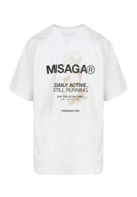 Witte katoenen t-shirt met een print met de tekst "MISAGA® DAILY ACTIVE STILL RUNNING" en een lichtgekleurde afbeelding op de achterkant.