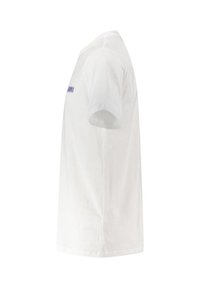 Hvid bomulds t-shirt med korte ærmer, rund hals og let stræk. Har et lille blåt logo på forsiden og en lige søm.