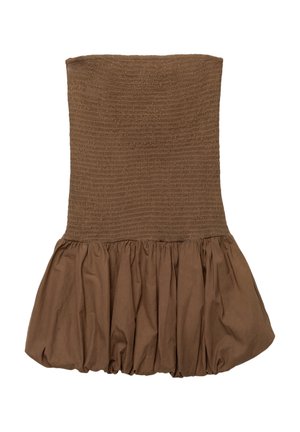 Brun axelbandslös klänning med en smockad topp och en utsvängd, volangskirt. Tillverkad av ett mjukt tyg med en slät yta.